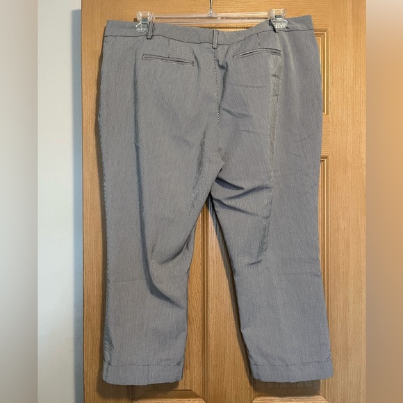 7th Ave Suiting Collection NY& Co. Capris - Picture 7 of 9